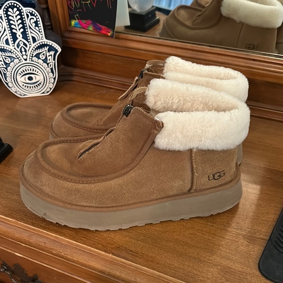 UGG Kids Tan Boots with White Lining - Picture 1 of 5